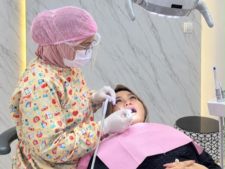 Penambalan Gigi Depan di Sky Dental Care Jambi